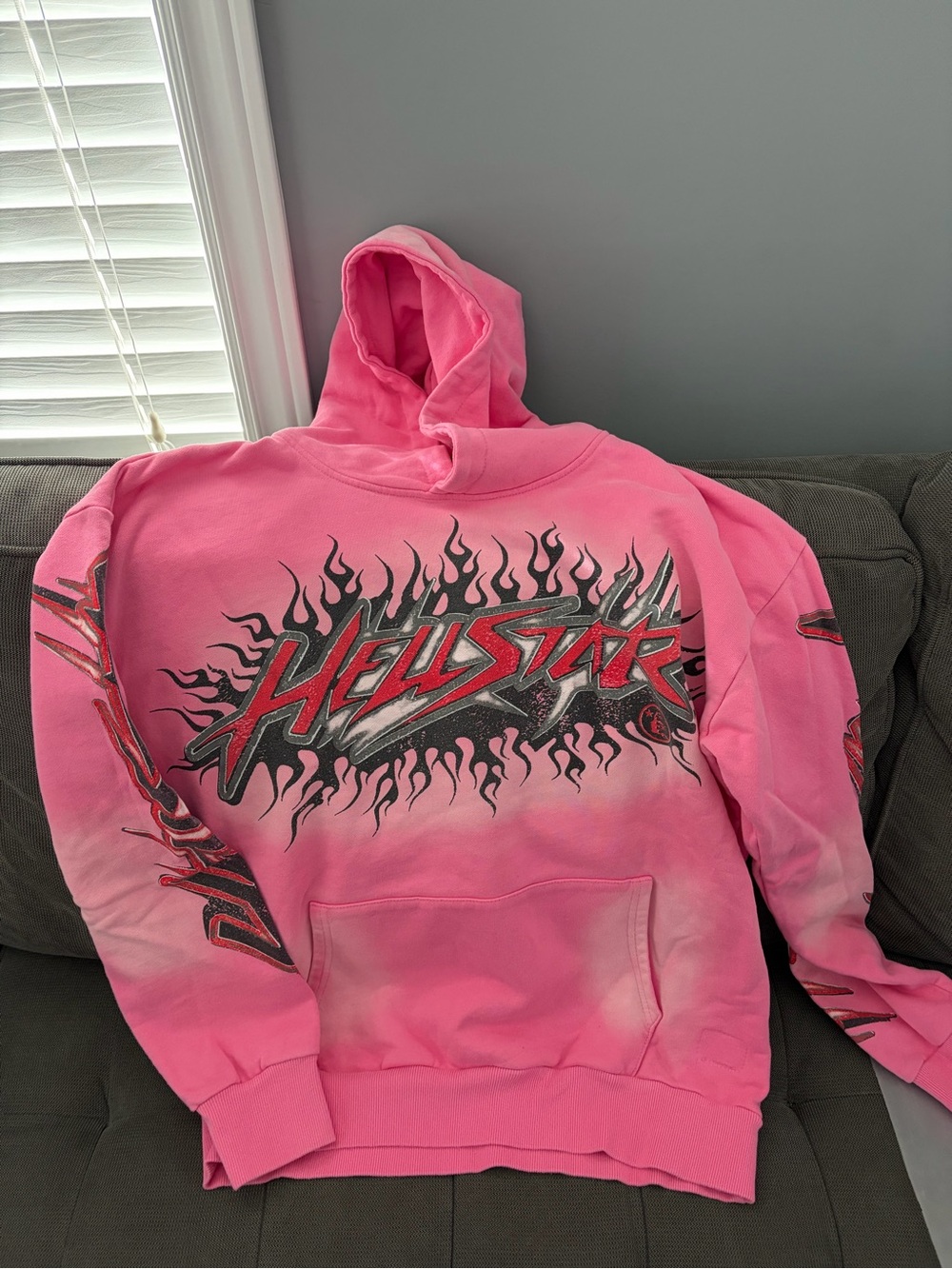 Hellstar Pink Graphic Hoodie Sweatshirt - Bold Flame Design size Small EUC